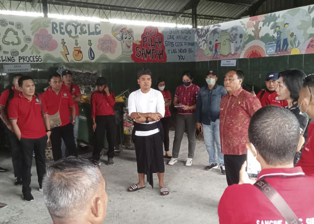 Kembangkan Pengelolaan Sampah Pola 3R, Perintah Sangihe Kunjungi Desa Carangsari